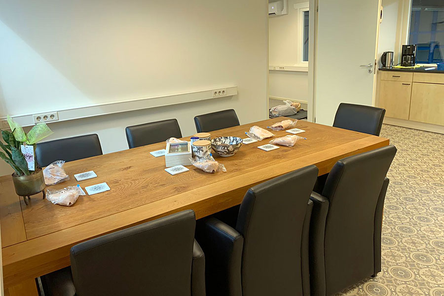 De trainingsruimte met een grote houten tafel