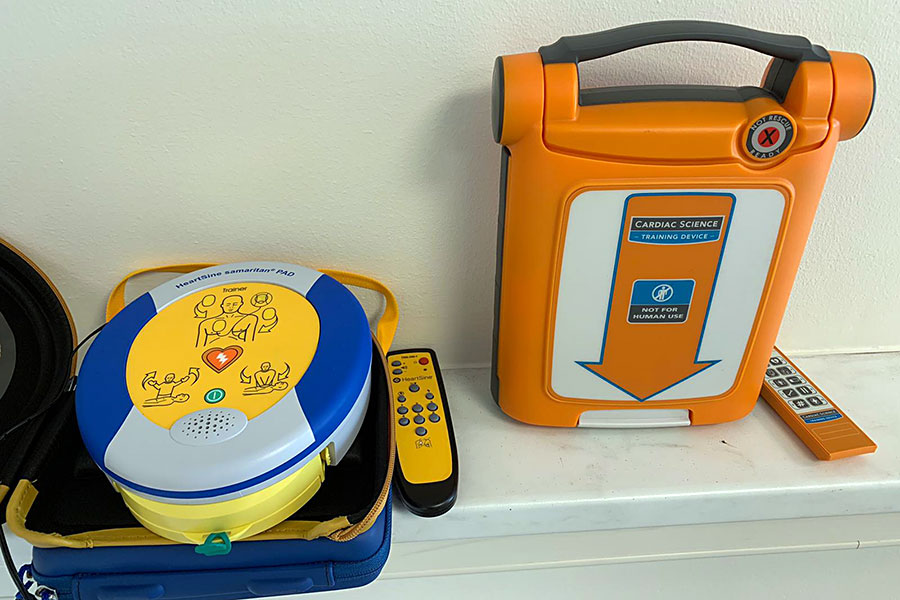 Twee AED-trainers