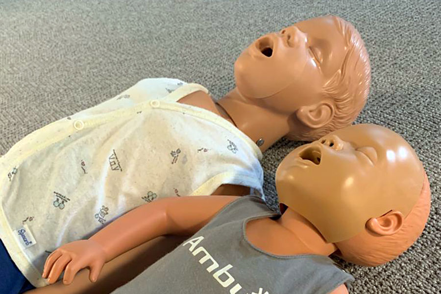 Oefenpoppen van een baby en een kind